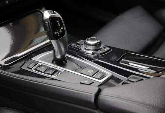 Automaatbak reinigen en spoelen (flushen), koppelomvormer en warmtewisselaar voor een merkbaar beter schakelende automaat.