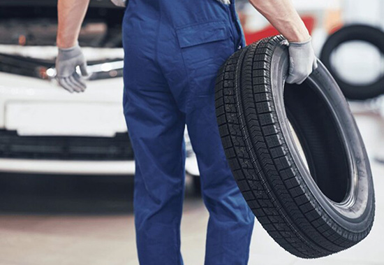 Wielenwissels (complete band met velg) en bandenwissels (banden worden van de velg afgehaald). Ook voor balanceren en uitlijnen.