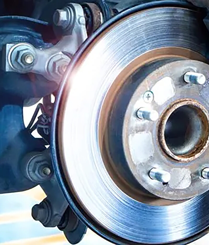 Remblokken en remschijven moeten in uitstekende conditie zijn voor een optimale veiligheid. Maar ook remvloeistof moet vervangen worden.