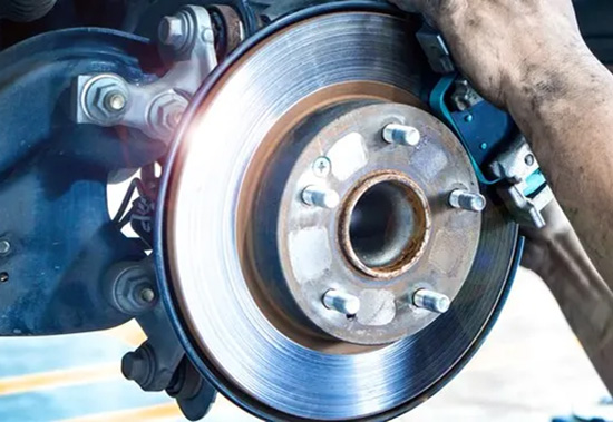 Remblokken en remschijven moeten in uitstekende conditie zijn voor een optimale veiligheid. Maar denk ook aan remvloeistof.