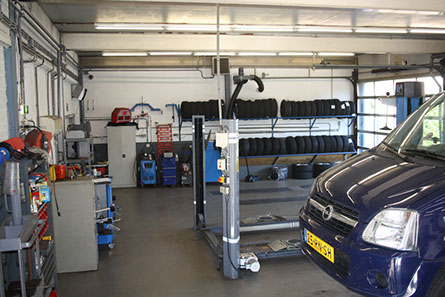 Werkplaats met alle benodigde apparatuur in eigen huis, Bosch diagnose-apparatuur